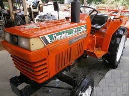 на фото: Продам трактор Kubota L1-20 б.у. 2004