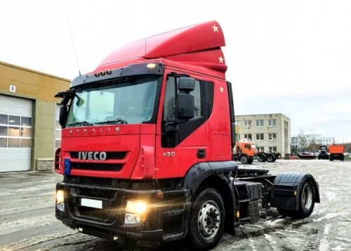 на фото: Седельный тягач Iveco б/у 2009 года в Санкт-Петербурге