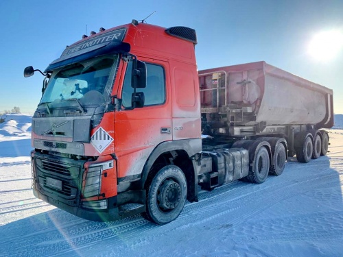 на фото: Седельный тягач Volvo FM13 и полуприцеп самосвальный Grunwald