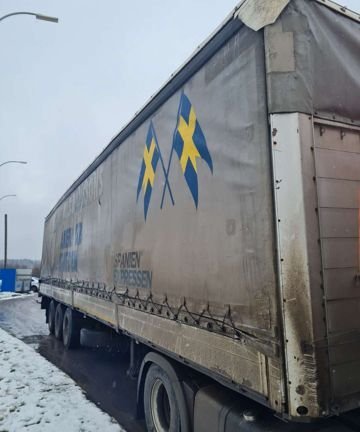 на фото: Полуприцеп шторный Schmitz Cargobull S01 б/у - Пермь