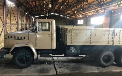 на фото: Бортовой грузовик КРАЗ 65101 с резерва