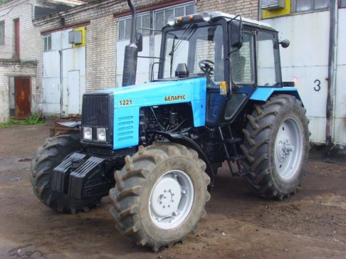 на фото: Трактор МТЗ Беларус 1221.2
