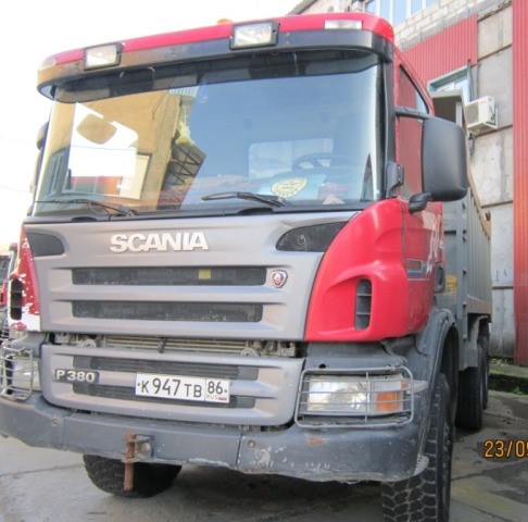 на фото: Scania P380 на ходу (г. Ханты-Мансийский)