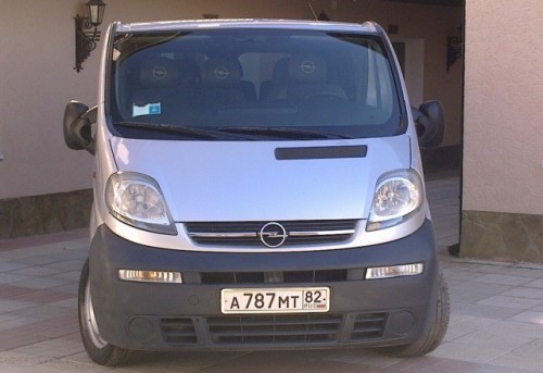на фото: Микроавтобус Opel Vivaro, 2005 года