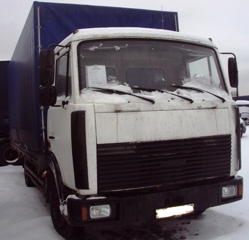 на фото: МАЗ 437041 грузовик тентованный