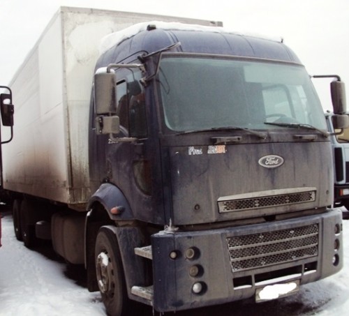 на фото: Ford Cargo грузовик изотермический