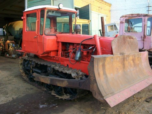 на фото: Продам б/у трактор ДТ-75, после кап. ремонта