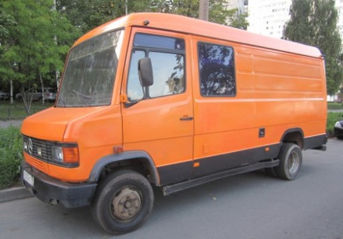 на фото: Продаю грузовой цельнометаллический фургон Б/У, 1992г.- Санкт- Петербург